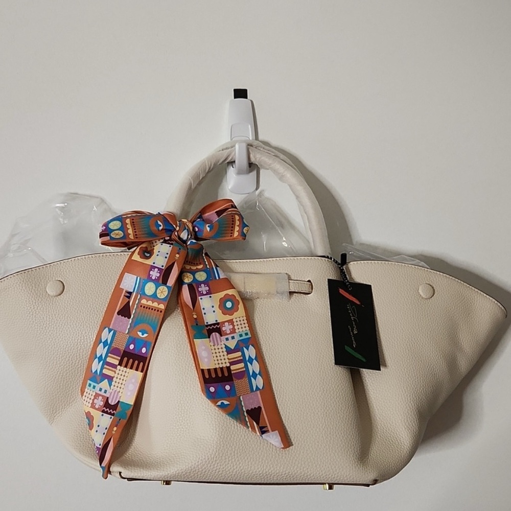 Elegant Italian leather cream Handbag